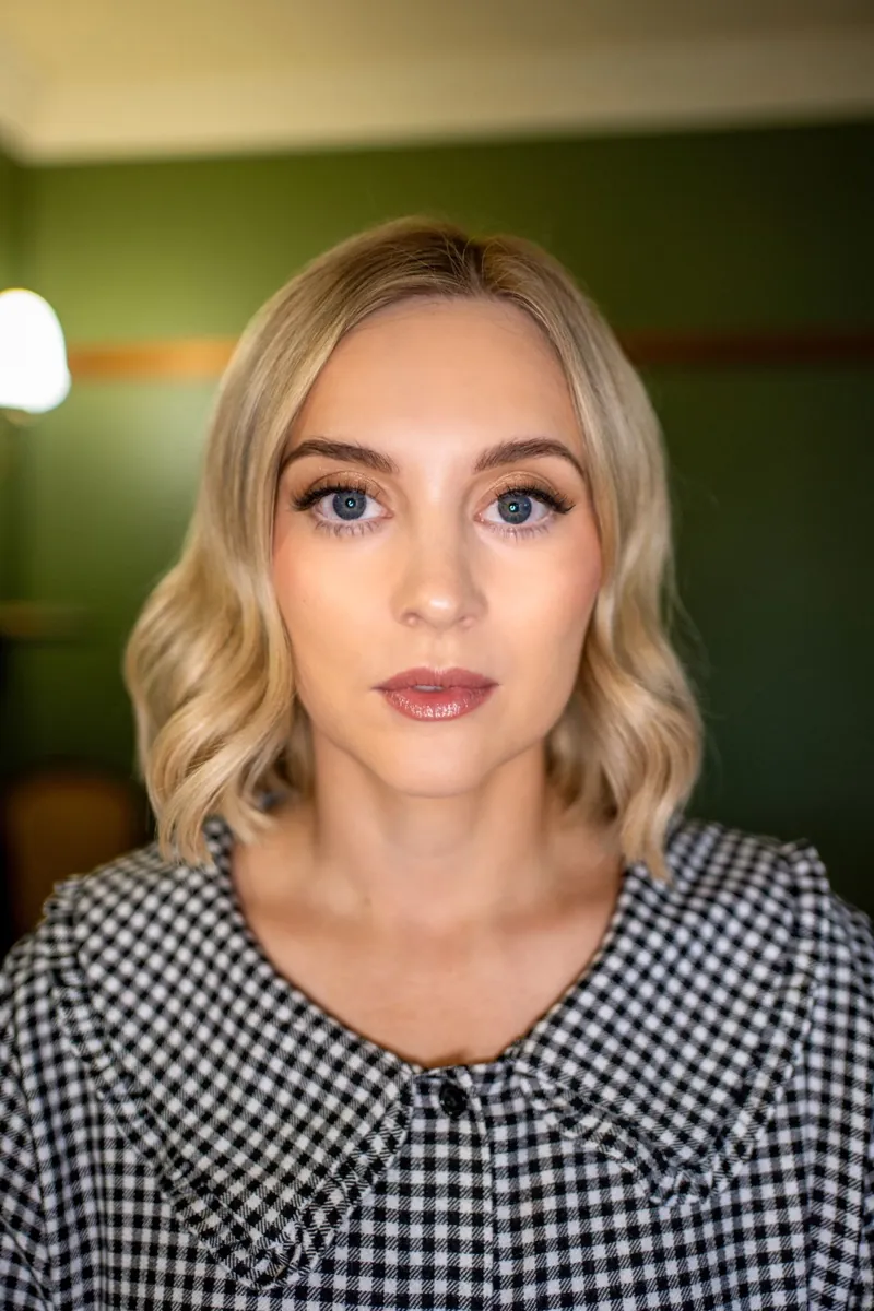 Soft glam makeup with blonde waves